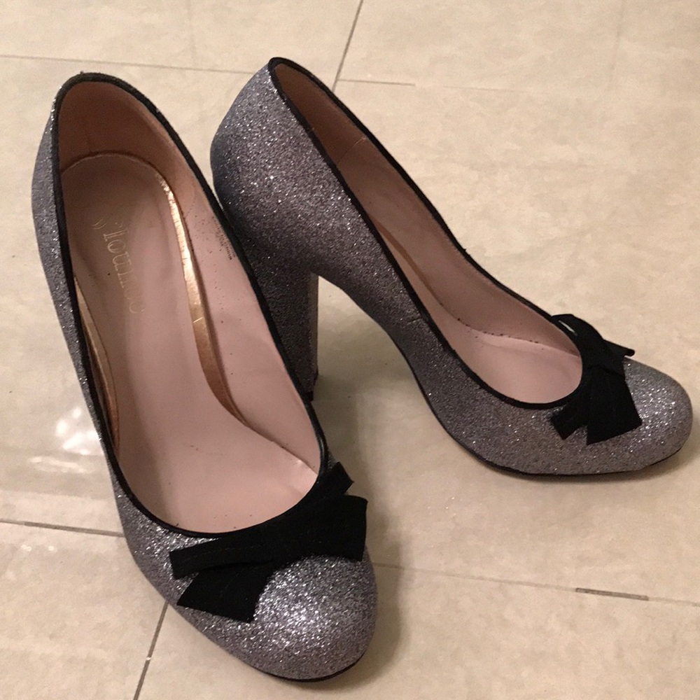Silver glitter pumps with suede bow